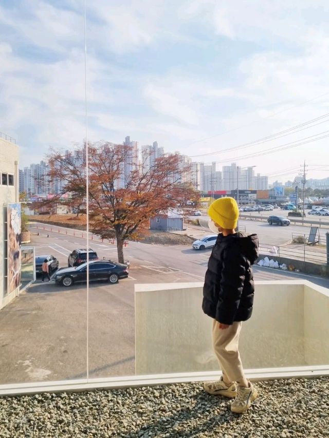 멋진 인테리어와 통창이 분위기를 업!