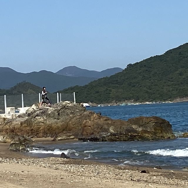 清水灣，白水碗沙灘，見到很多人在練習，平地攀石！