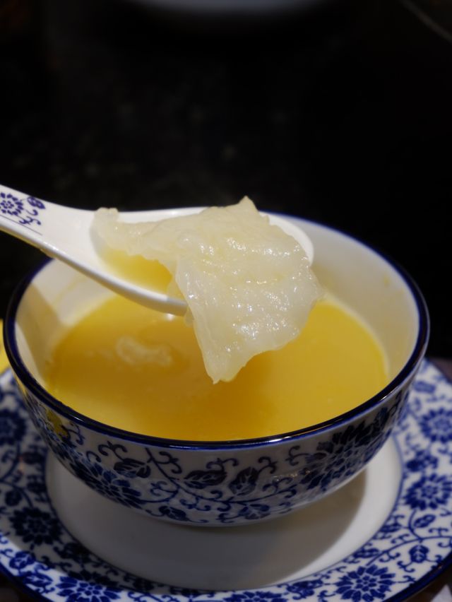 金黃雞湯火鍋，必吃鹹蛋黃響玲 