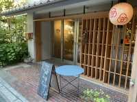 京都。一棟貸宿『2254』のカフェ＆ラウンジスペース