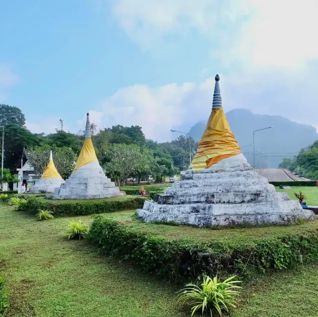 วัดเจดีย์สามองค์ วัดไทยริมชายแดนไทยพม่า