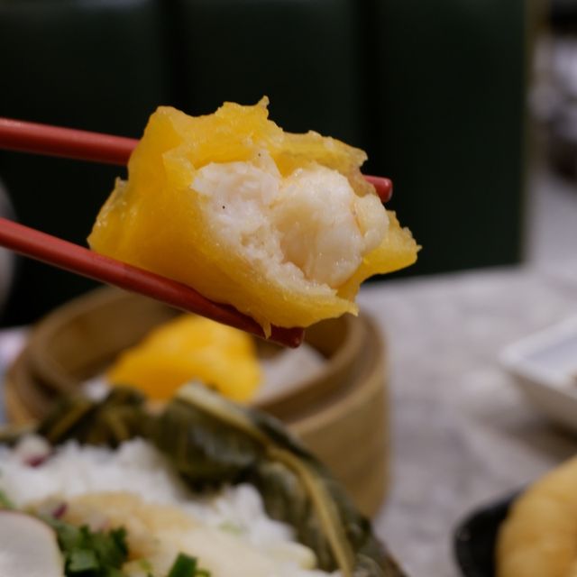 貼地價龍蝦荷葉飯和點心 