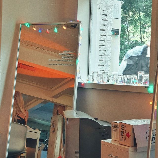 성수동 레트로풍 인테리어의 힙한 감성카페 성수빈티지