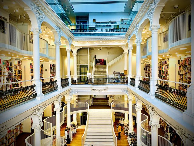 羅馬尼亞景點-老城區網美書店Cărturești Carusel