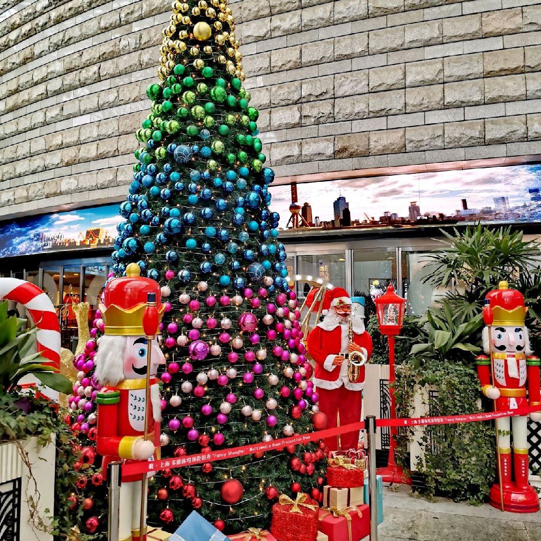 Ppearls In The Park Disneyland Christmas 2022 Christmas Lights In Oriental Pearl Tower | Trip.com Shanghai Travelogues