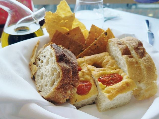 Lunch Buffet at IFC ~ Isola Bar🍻 & Grill 🥩😄