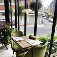  永康街巷弄內的法式餐廳-「Les PIiccola」，彷彿置身法國巴黎的浪漫風情🌺