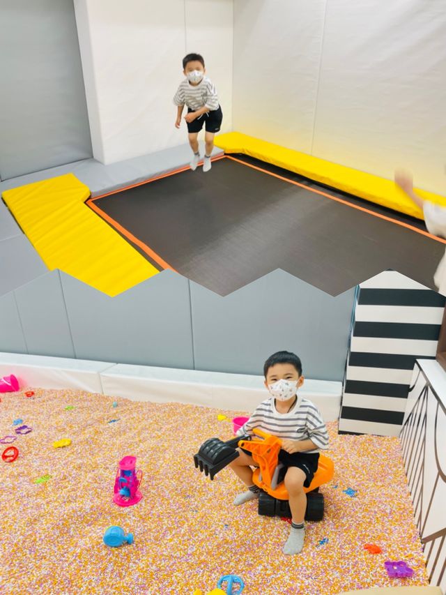 9千呎好玩playroom電動車放題！兩位家長免費入場！
