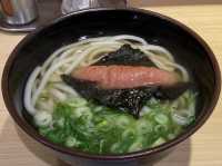 福岡博多駅。新幹線改札内の立ち食いうどん。明太子がまるまる一本『うどんそば恵寿多』