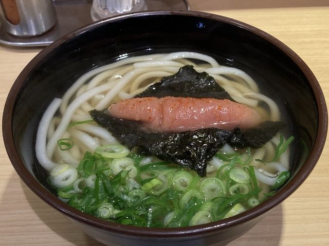 福岡博多駅。新幹線改札内の立ち食いうどん。明太子がまるまる一本『うどんそば恵寿多』