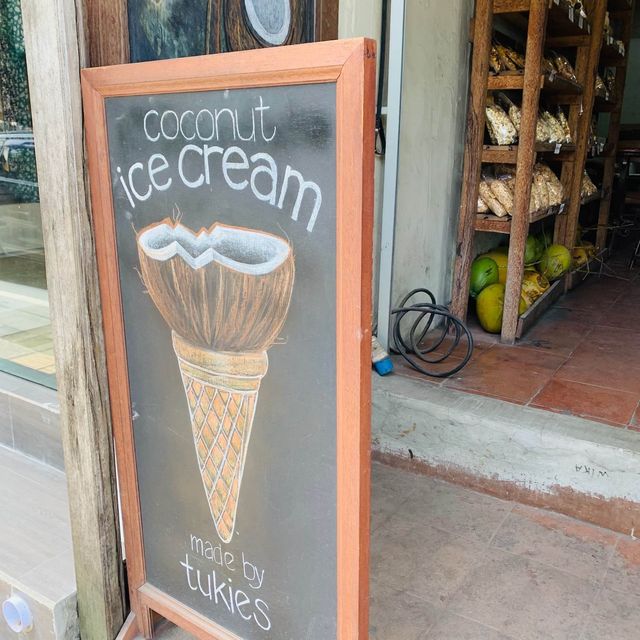 【バリ】目でも楽しめる “Tukies Coconut Shop”