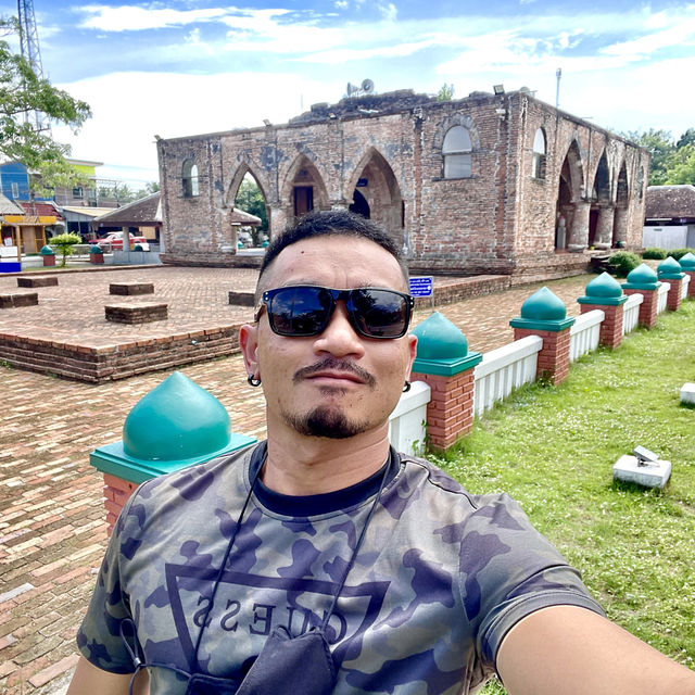 เป็นสถานที่ โบราณ อายุประมาณ 200 ปี  สวยงามโดดเด่น