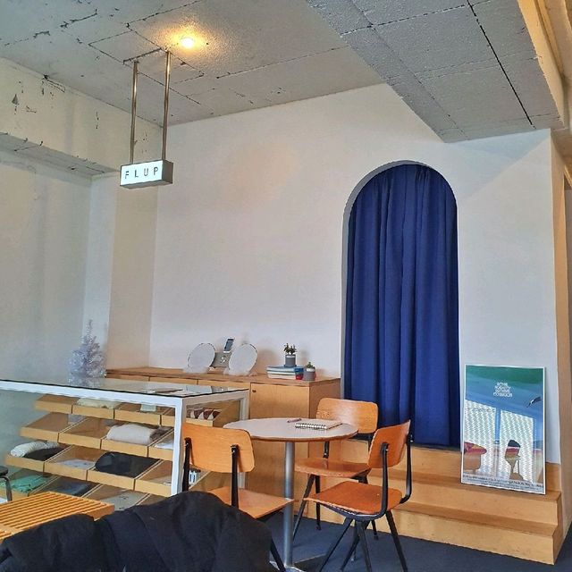 연신내 플럽커피☕ 디저트 밀푀유와 인테리어가 돋보이는 카페