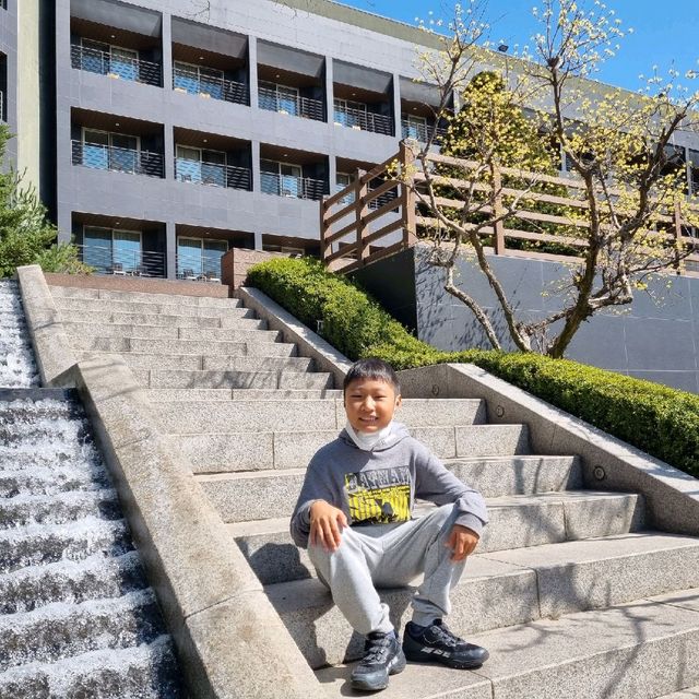 화창한 봄날 화성 롤링힐스 호텔에서 피크닉