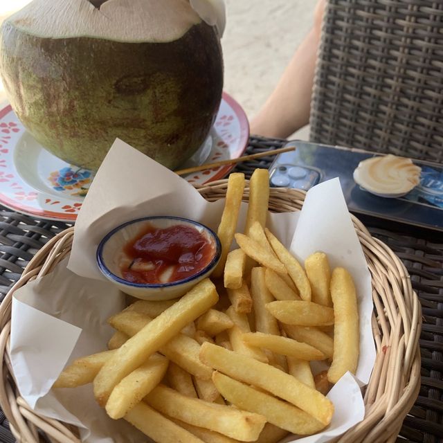 ร้านอาหารตกแต่งน่ารัก ติดชายหาด บนเกาะพีพี