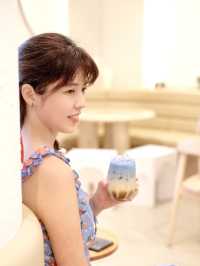 奶白色同木系為主調 Cafe