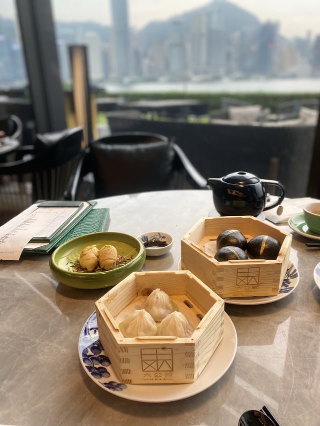飽覽維港景色 享受特色中菜