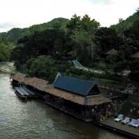 นอนชิลริมแม่น้ำแคว กาญจนบุรี
