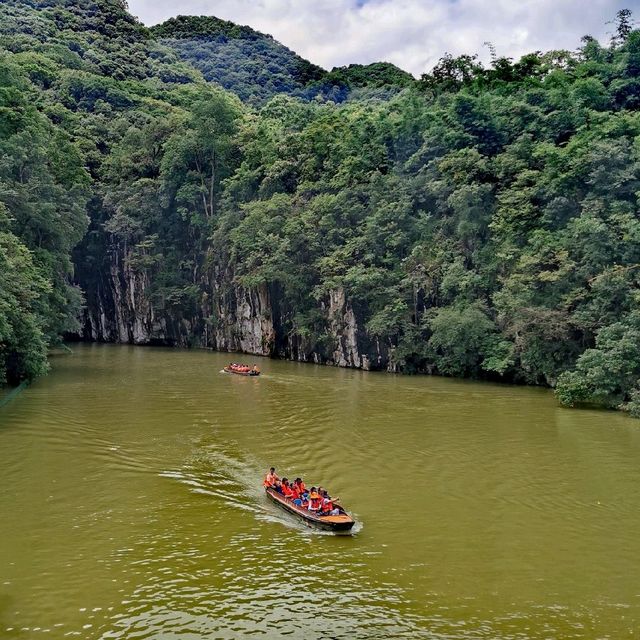 Boat ride through a cave 🚤