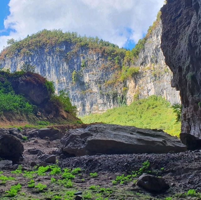 Hiking in Binlang Valley Scenic area