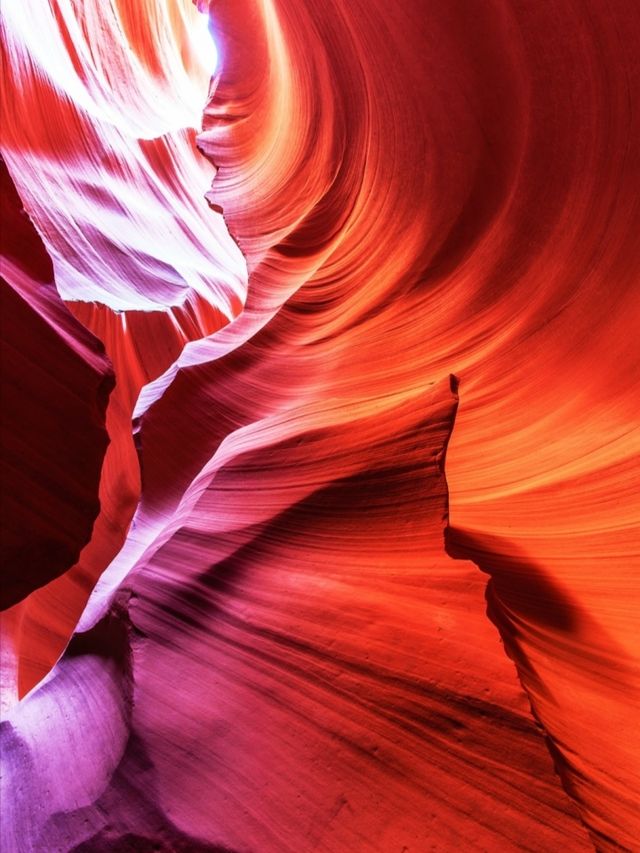 Go to the narrowest and most magical Antelope Canyon in the world to enjoy the magical and colorful colors.