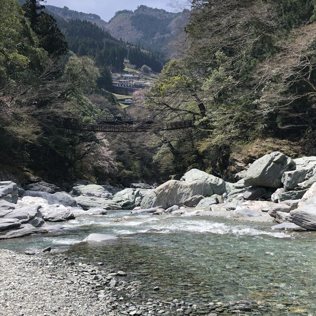 徳島県の秘境にある『琵琶の滝』