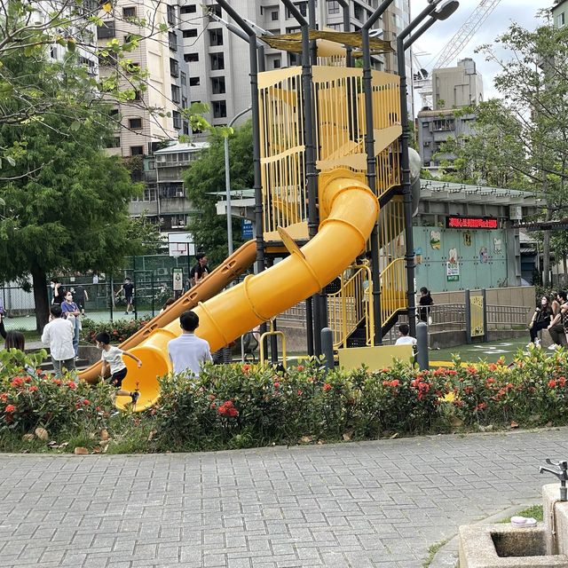 台北中山站的大型親子公園～建成公園 多種溜滑梯滿足大小朋友 