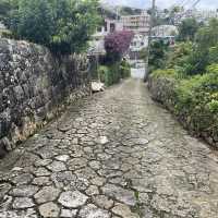 首里城まで続く石畳道をゆっくりと歩く