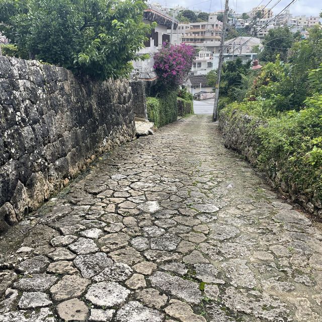 首里城まで続く石畳道をゆっくりと歩く