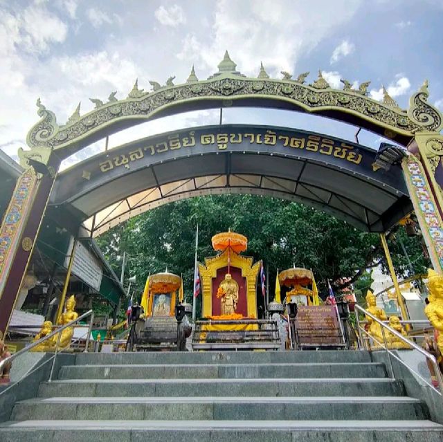 กราบไหว้ครูบาศรีวิชัย