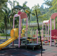 寶康公園兒童遊樂設施方面，設有共8套兒童遊樂設施，包括鞦韆、攀爬架、滑梯及遊戲板等。
