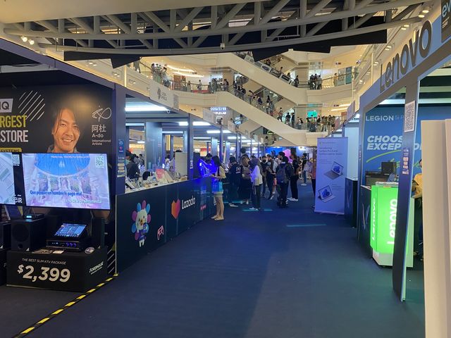 Lazada: tech pop up store