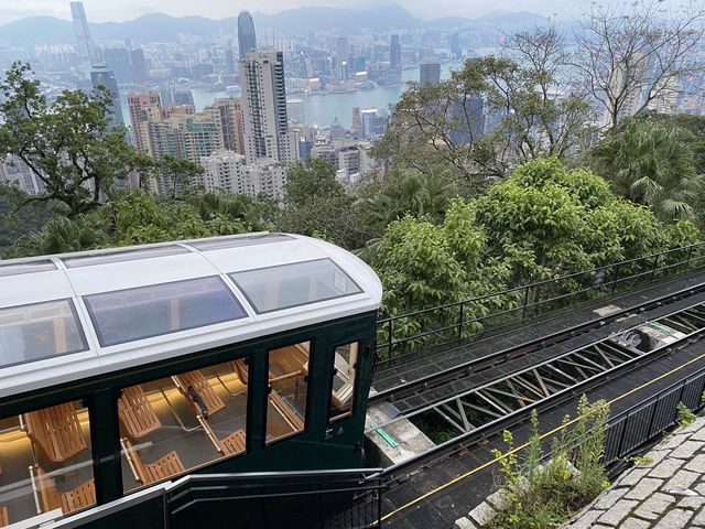 復古車身、擁有全景玻璃窗的第六代山頂纜車🚠