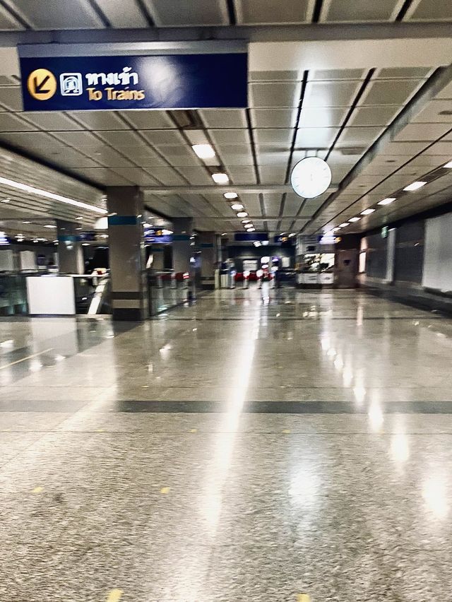 อิสระภาพ รถไฟฟ้า Mrt นักท่องเที่ยวแน่นมาก | กทม.