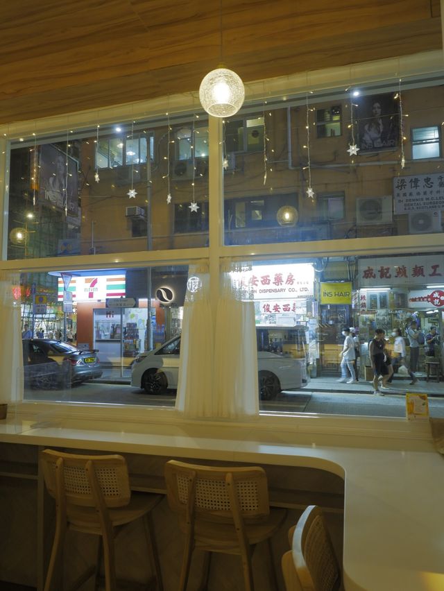 白色和風Cafe，外脆內軟的軟殼蟹意粉 