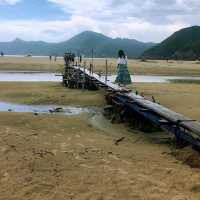 鹹田灣地標：破木橋