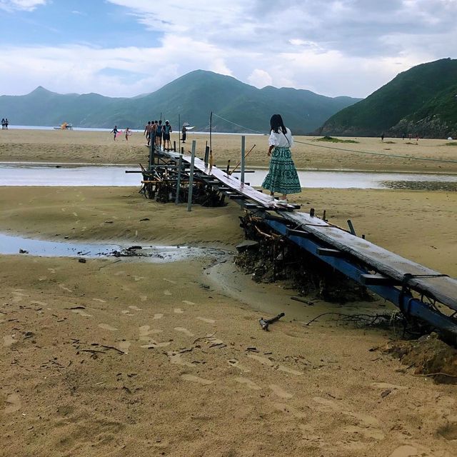 鹹田灣地標：破木橋