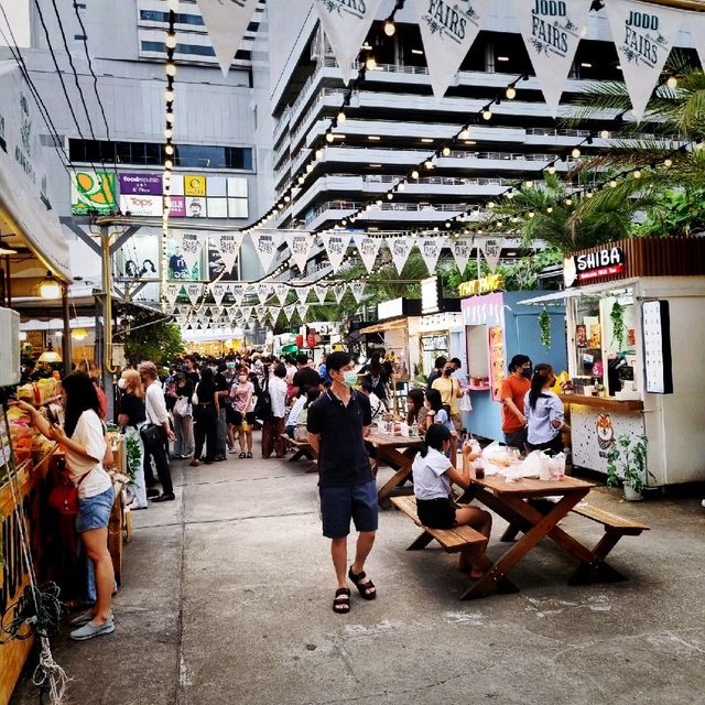 Bustling Crowd In Jodd Fairs Market