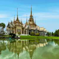 หลวงพ่อโตองค์ใหญ่ (วัดหลวงพ่อโต สีคิ้วโคราช) 