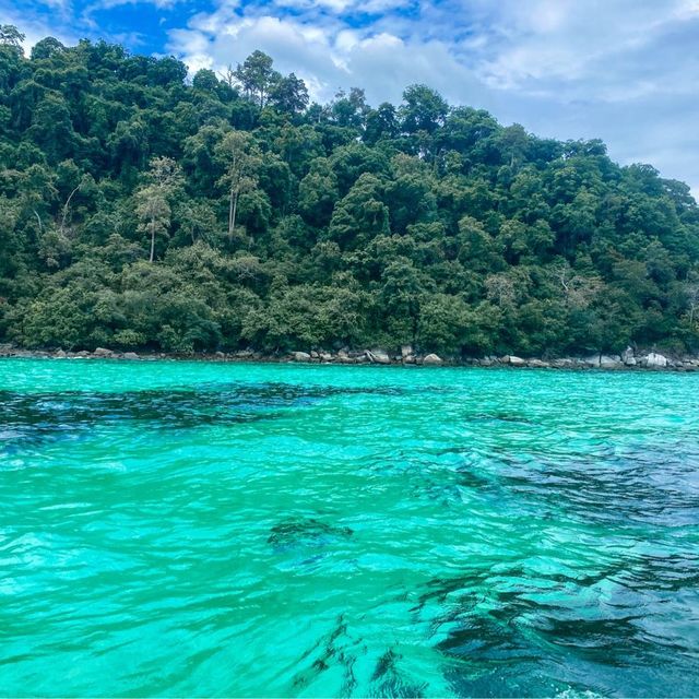 เกาะรอกลอย อัญมณีสีเขียวแห่งท้องทะเล