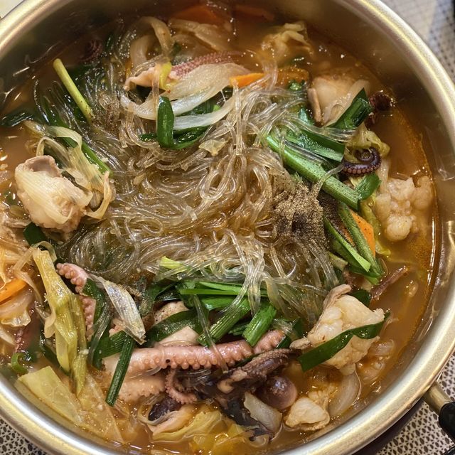 【神戸】大量のパンチャンが並ぶ隠れ韓国料理店