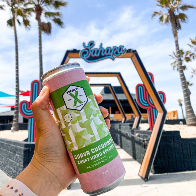 Fun beach bar on the beach of Huntington 🏖