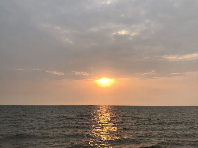 นั่งชมวิวพระอาทิตย์ตก@บางแสน🌅