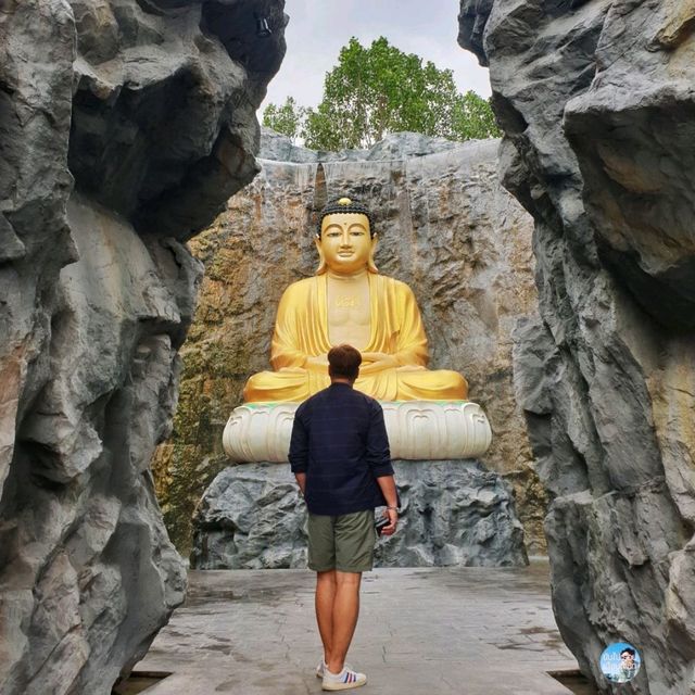 __หลวงพ่อโตมหายาน ในอุทยานถ้ำน้ำตก__