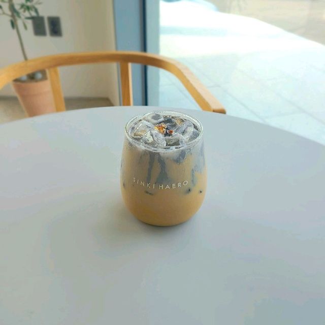 거제여행, 남부면에 위치한 오션뷰 대형카페 " 신기해로 " 