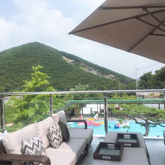 시원한 수영장 뷰로 호캉스 기분내기! 강화 프랭클리 로스터리 커피