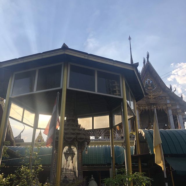 Royal Buddhist temple in the heart of bkk 