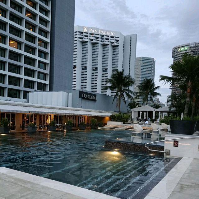 Swimming pool at Mandarin Oriental