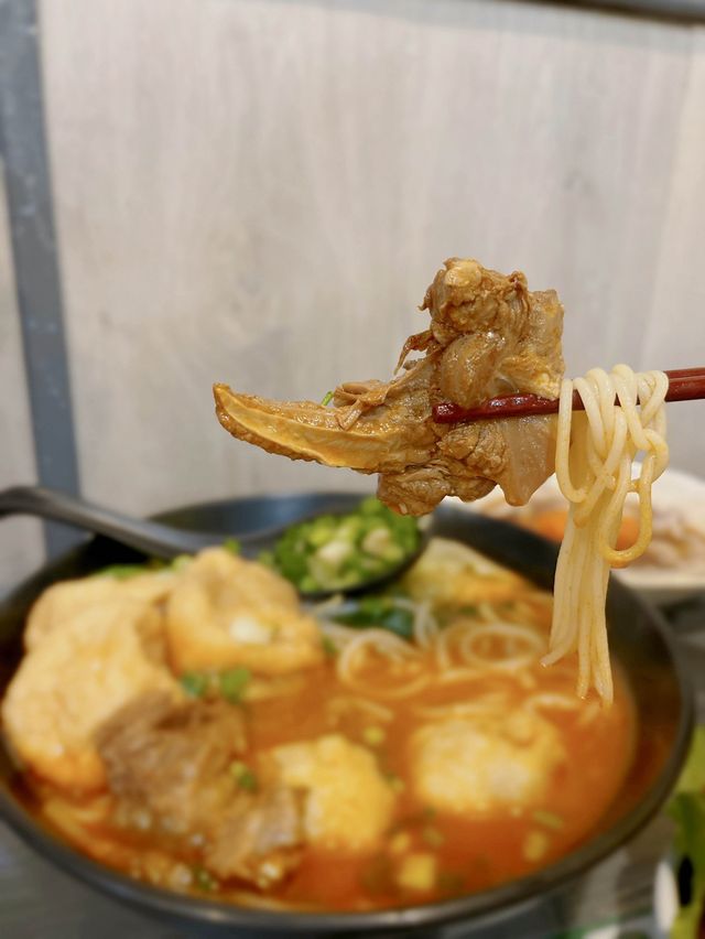 特濃🐷骨湯熬製湯米線