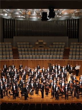 “音畫同輝”餘隆與諾亞·本迪克斯-巴爾格利演繹穆索爾斯基與伯恩斯坦暨中國愛樂樂團2024-2025音樂季開幕音樂會｜音樂會 | 國家大劇院-音樂廳